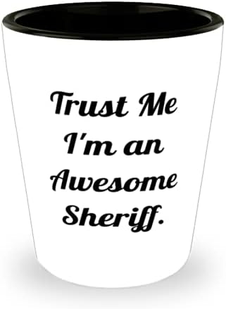 Šerif pokloni za muškarce žene, vjeruj mi Ja sam super šerif, motivacijski šerif Shot Glass, keramička čaša