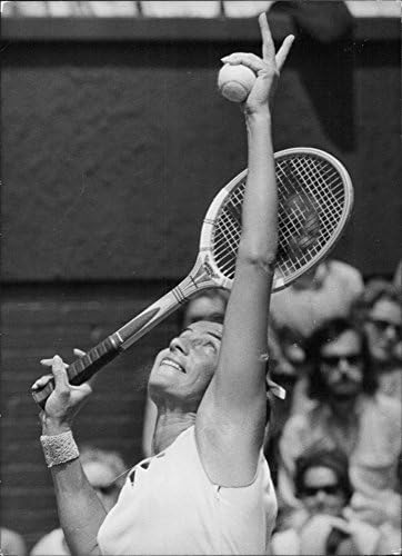 Vintage fotografija Sarah Virginia Wade igra tenis.